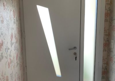 Intérieur d'une porte d'entrée aluminium installée par menuiserie MSB à Talmont St Hilairee